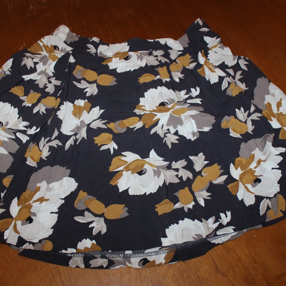 Old Navy Black with White/Tan floral Print Skirt - Women's Large